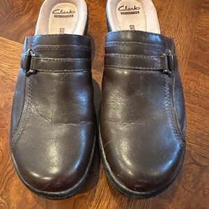 CLARKS BROWN LEATHER SOFT CUSHION CLOGS Size 9M